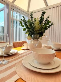 Luton 2BR House, Garden & 2 Private Parking - 4