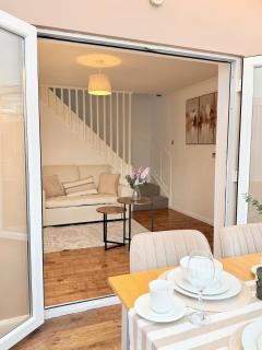 Luton 2BR House, Garden & 2 Private Parking - 1