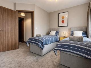 Luxury 2 bedroom Duplex Apartment Near Cambridge Station with free parking, flexible beds & workstation - 4