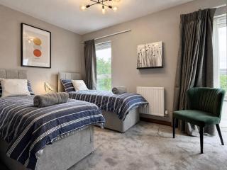 Luxury 2 bedroom Duplex Apartment Near Cambridge Station with free parking, flexible beds & workstation - 3