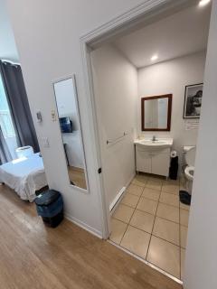 Modern Studio Downtown MTL for 2 with Free Parking - 5