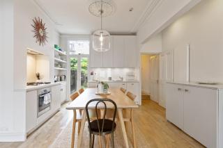 Bright 2 Bedroom Apartment with Garden in Clapham - 9