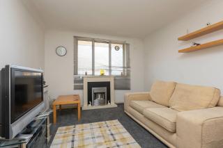Homely 1 Bedroom Apartment in Beckton With Parking - 4