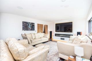 Brand New Luxury Holiday Home with Stunning Interiors & Air Conditioning, Minutes from Christchurch, Beaches & town centre - sleeps 10 - 6