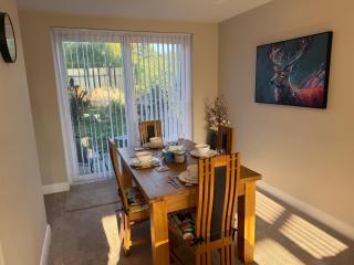 Entire 3-Bedroom Home Near Luton Airport Driveway WiFi - 4