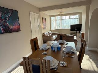 Entire 3-Bedroom Home Near Luton Airport Driveway WiFi - 9