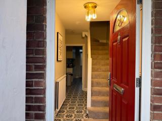 Entire 3-Bedroom Home Near Luton Airport Driveway WiFi - 8