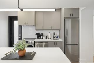 Elegant 2BR Retreat Sleek Design & Comfort - 2
