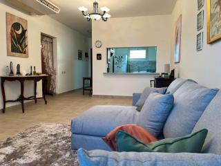 Peaceful 2BR Lagoon View Getaway in Einbay - 6