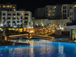 شالية Chalet فندقي للإيجار في منتجع سكاي ستي 4 الجلالة السخنة ارضي بحديقة مطل على بحيرة صناعية عذبة كبيرة اعلى منطقة في جبال الجلالة - 9