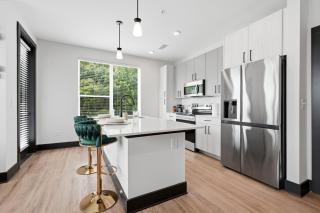 Modern Emerald Oasis Stylish Decatur Getaway - 7