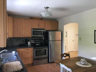 Wildrose Cottage - Lakefront Cottage next to ocean beach - 2