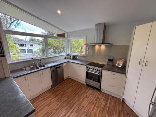 Lucky number 8 4Bed free parking close to Airport - 3