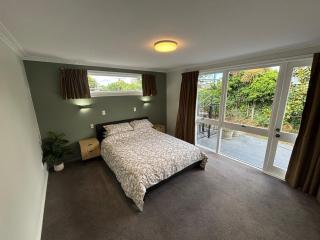 Lucky number 8 4Bed free parking close to Airport - 1