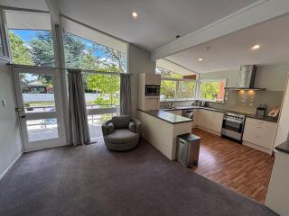 Lucky number 8 4Bed free parking close to Airport - 9