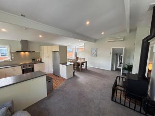 Lucky number 8 4Bed free parking close to Airport - 4