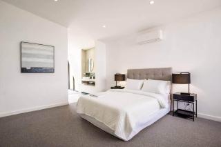 Modern 3-Level Townhouse with Stunning Bay Views - 2