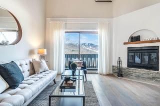 Bright & Modern Lac Tremblant Condo with Views - 9