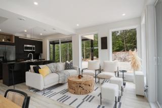 Ultra Luxurious Modern Chalet Private Jacuzzi - 5