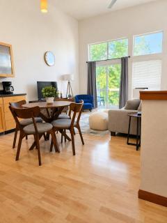 Townhome Hospital District King Bed and Garage - 9