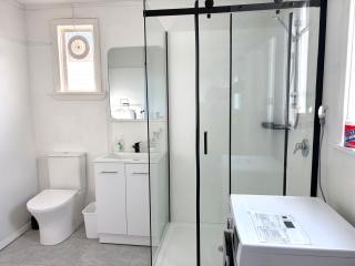 Pretty Villa Close to St Clair Beach private parking - 8