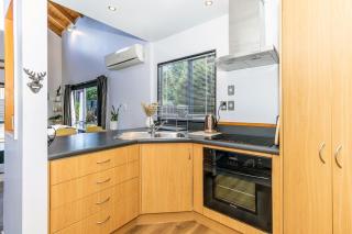 Little Black Ski Chalet | Central, WiFi, Families! - 4