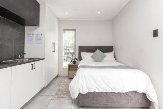 Fourways Executive Studio - Secure, modern unit in boomed off area - 9