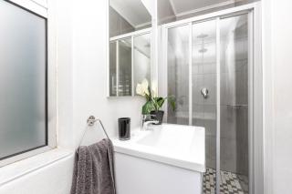 Fourways Executive Studio - Secure, modern unit in boomed off area - 7