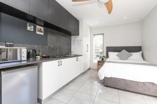 Fourways Executive Studio - Secure, modern unit in boomed off area - 3