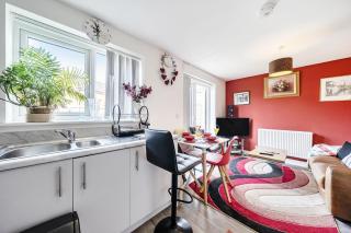 Bright 4 Bedroom Home in Walsall, Free Parking and for EVs - 6