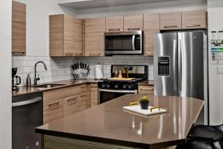 Central City Luxury-2BR 2BA,Pool,Htub,Gym,Parking - 2