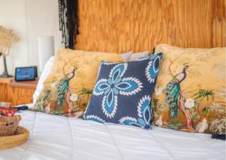 Serene Glampominium Escape with Outdoor & Indoor Showers in Cottonwood Shores, Texas - 7