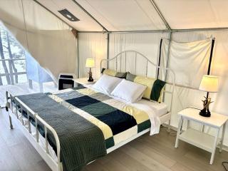 Beautiful Lakefront Safari Tent with Ensuite Bathroom, King Bed, and a Fabulous View, near Acadia National Park in Maine - 4