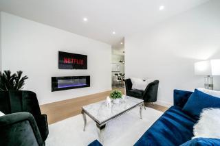 Modern Retreat - Hot Tub - KingBed - AC - Fireplace - Garage - 6