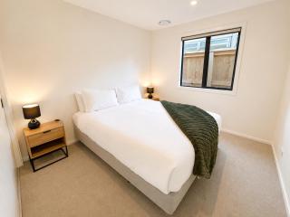 Modern Family Ski Base - Large, warm 4 bedroom home in Jacks Point - 2