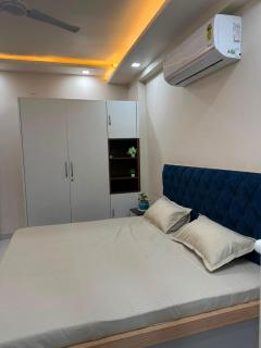 Luxury 2BHK Apartment l Free WiFi l Parking l Near WTP - 4