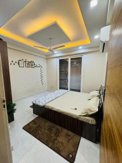 Luxury 2BHK Apartment l Free WiFi l Parking l Near WTP - 3
