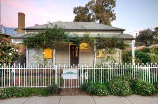 5 Connelly - Echuca Holiday Homes - 2