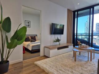 Most Loved Bright Comfy CBD 2BR Guest Favorite - 1