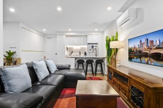 High-Rise 2-Bed Apartment Near Box Hill Central - 6