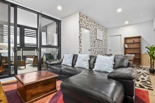 High-Rise 2-Bed Apartment Near Box Hill Central - 7