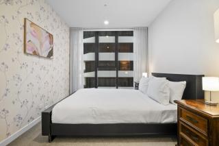 High-Rise 2-Bed Apartment Near Box Hill Central - 2
