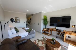 Boutique Studio - King Bed - Montecasino Sunsets - 4