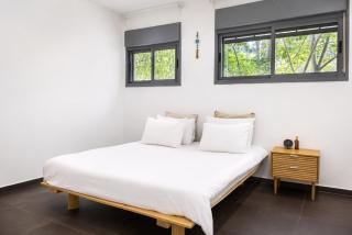 Bright Garden View Apartment Near the Beach - 7