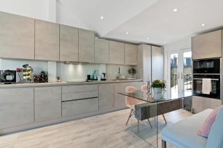 Lovely Newly-Renovated 3 Bedroom Apartment in Fulham - 9