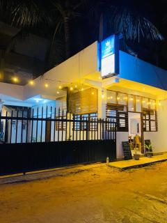 LA PRINCE HOTEL and HOSTEL - 4