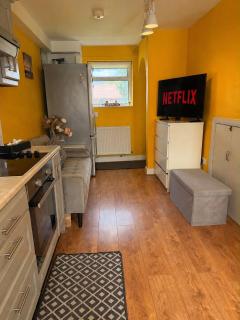 Family & Contractor Friendly 5-Bedroom House with Free Parking - 3