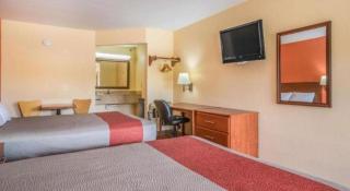 Rodeway Inn & Suites - 4