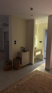 3 BedRooms Apartment&Outdoor Space next to Airport - شقة بصالة وثلاث غرف نوم بجلسة خارجيه بجانب المطار - 7