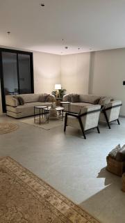 3 BedRooms Apartment&Outdoor Space next to Airport - شقة بصالة وثلاث غرف نوم بجلسة خارجيه بجانب المطار - 5